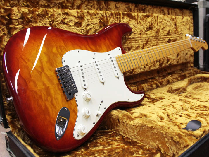 Fender Custom Shop Custom Deluxe Stratocaster Faded Cherry Burst 1