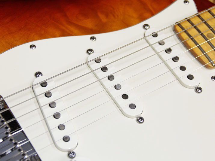 Fender Custom Shop Custom Deluxe Stratocaster Faded Cherry Burst 3