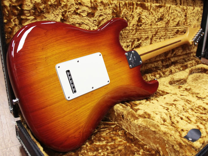 Fender Custom Shop Custom Deluxe Stratocaster Faded Cherry Burst 4