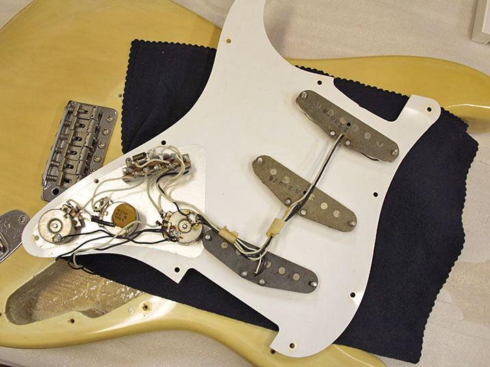 Fender USA Stratocaster '76 7