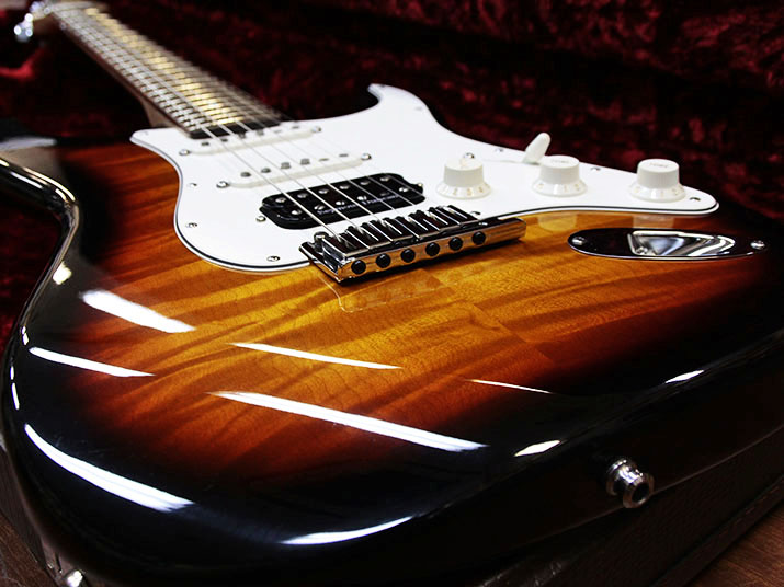 Fender Custom Shop Custom Deluxe Stratocaster  3
