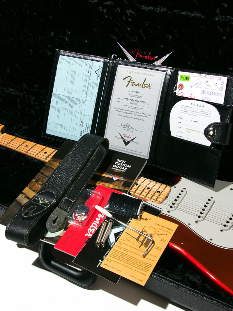 Fender Custom Shop 1969 Stratocaster Journeyman Relic Hand Wound P.U. Candy Apple Red(CAR)
15