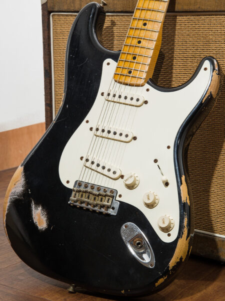 1956年仕様のStratocaster。当時オプションだったBlackカラーを採用。