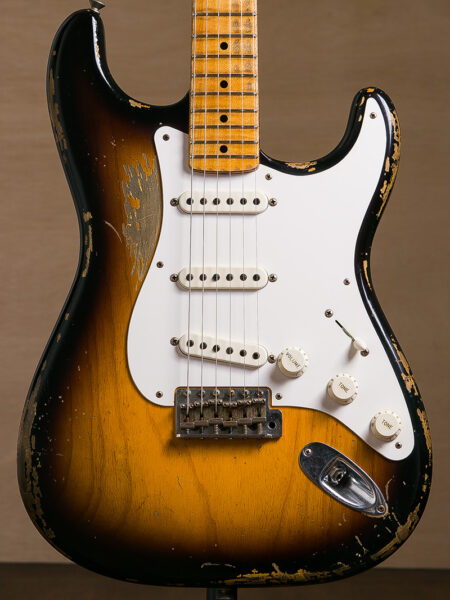 アッシュボディに2トーンサンバースト仕様となる1954年スペックのFender Stratocaster